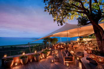 Bumi Hills Safari Lodge: Sunset Deck am Abend