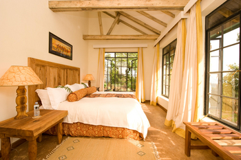 Clouds Mountain Gorilla Lodge: Bett mit Blick