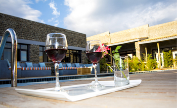 Five Volcanoes Boutique Hotel: Drinks am Pool