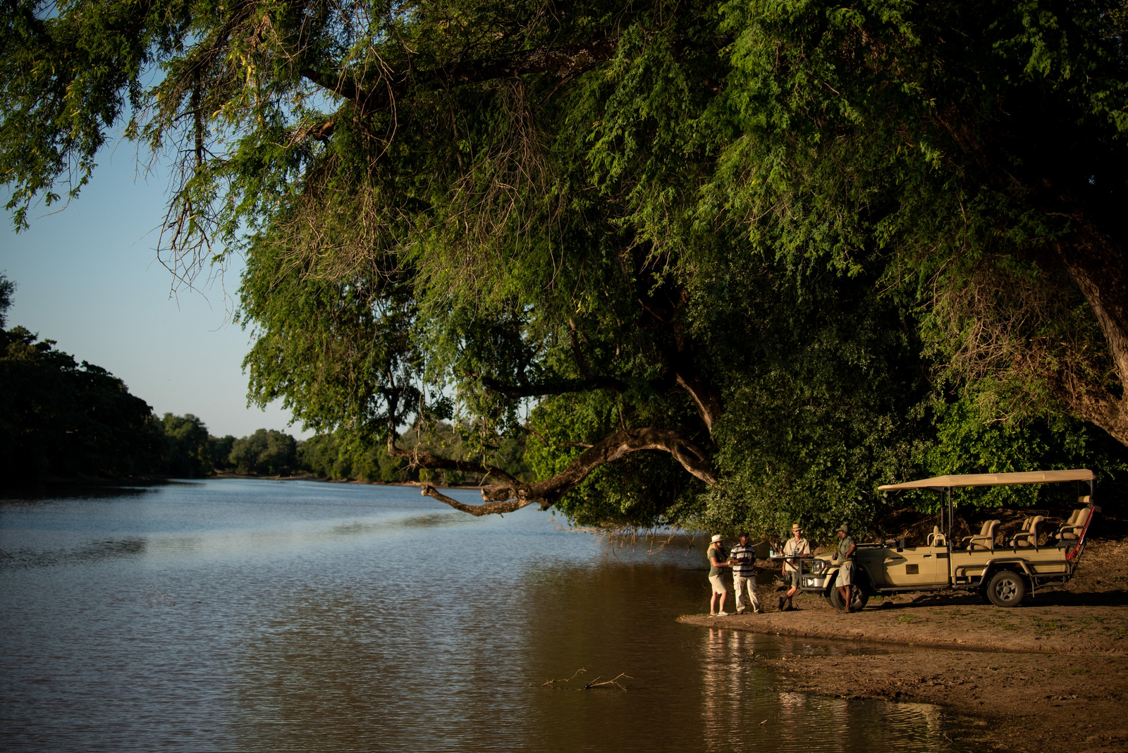 Ingwe Pan Camp Ingwe Pan Camp: Sundowner an einem der Mana Pools