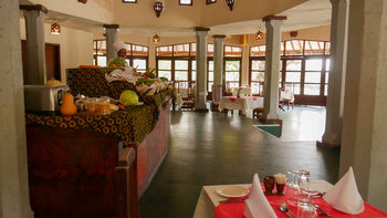 KIA Lodge: Küche Buffet mit lächelndem Koch