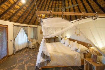 Kanyemba Lodge: Doppelbett unter Reetdach