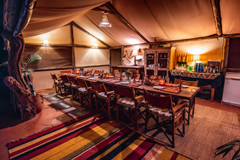 Laikipia Wilderness Camp: Esstisch im Innenbereich