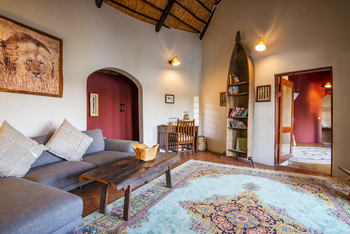 Mukambi Safari Lodge: Riverside Villa Wohnbereich