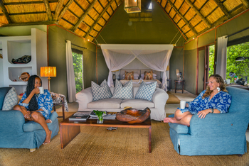 Royal Zambezi Lodge: Sitzbereich im Gästezimmer