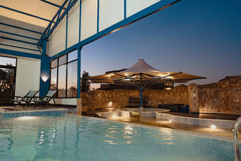 Tathastu Resort Satpura: Hallenbad und Außenpool