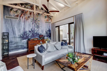 The Palm River Hotel: Presidential Suite - Sofa