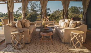 The River Camp: Safari-Lounge mit gegenüberliegenden Sofas und Holztisch