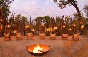 Zungulila Bushcamp: Feuerschale in der Boma