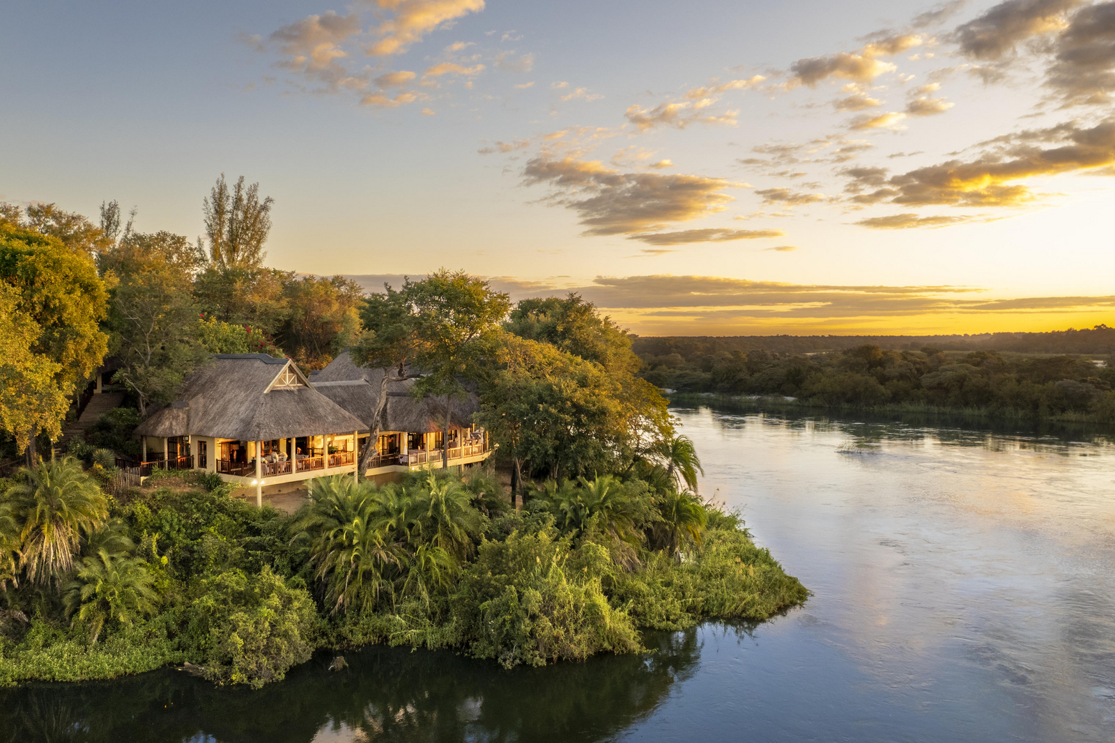Divava Okavango Lodge and Spa Divava Okavango Lodge and Spa: Lage am grünen Ufer