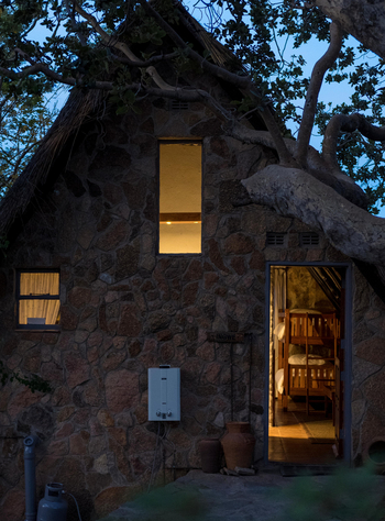 Big Cave Camp Big Cave Camp: Außenfassade Gästeunterkunft