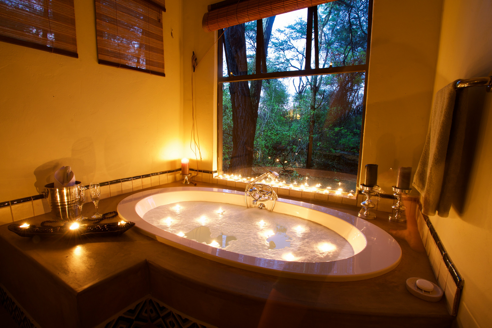 Camelthorn Lodge Camelthorn Lodge: Badewanne mit Lichtern