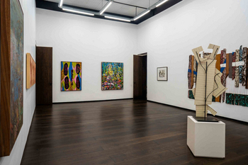 Cheetah Plains: Galerieraum mit Skulptur und Gemälden