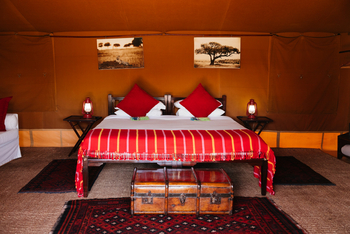 Elewana Elephant Pepper Camp Elewana Elephant Pepper Camp: Truhe vor dem Bett
