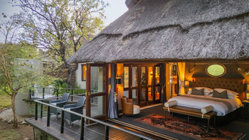 Jamala Madikwe: Luxuriöses Schlafzimmer mit Sicht auf Terrasse