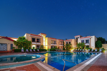 Jungle Vilas: Pool bei Nacht