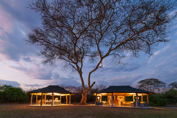 Kuthengo Camp: Zentralbereich am Abend