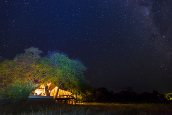Nanzhila Plains Camp: Camp bei Nacht