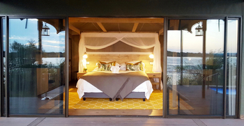 Old Drift Lodge: Doppelbett mit Moskitonetz