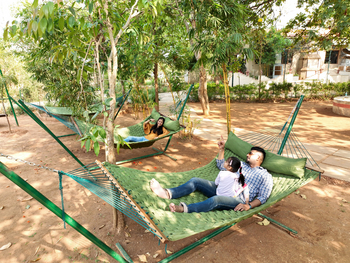 Tathastu Resort Kanha: Familie in Hängematten