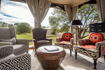 The River Camp: Offene Lounge mit gemusterten Sesseln
