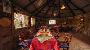 Tindiga Tented Camp: Speisesaal mit rot und blauen Akzenten
