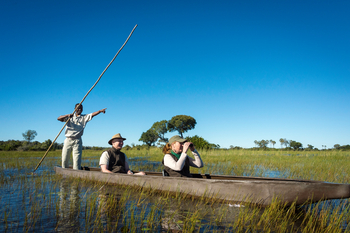 Tubu Tree Camp: Poler mit Gästen im Mokoro