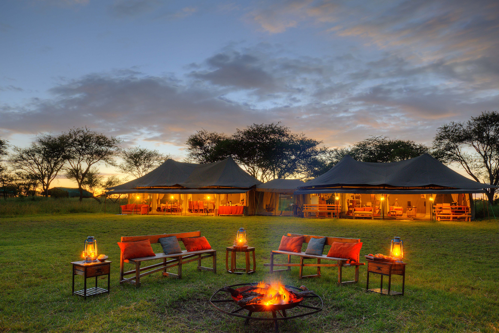 Kaskaz Mara Camp Kaskaz Mara Camp: Hauptzelte am Abend