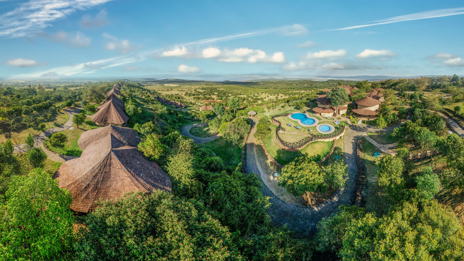 Lake Nakuru Sopa Lodge Lake Nakuru Sopa Lodge: Panorama mit Pool im Zentrum