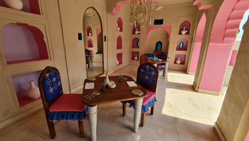 Brij Lakshman Sagar: Lunch unter Arkaden