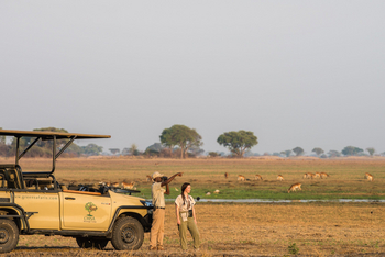 Chisa Busanga Camp Chisa Busanga Camp: Gast mit Guide