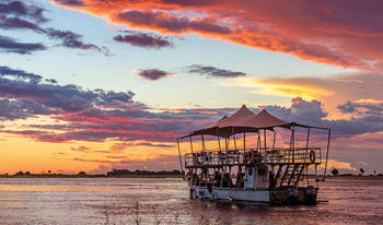 Chobe Game Lodge: Ausflugsboot mit Schattendach