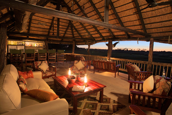 Gunn's Camp: Lounge mit Kerzen