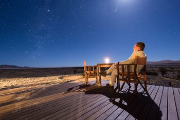 Kulala Desert Lodge: Deck-Lounge unter dem Sternenhimmel