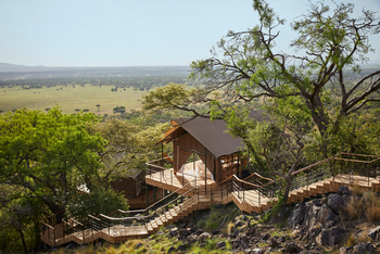Laba Grumeti Art Lodge: Zugang zu einem Gästezelt