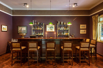 Legendary Lodge: Elegante Holztresen mit Ledersesseln und Kunstwerken