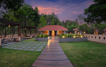 Meru Vann: Abend über der Lodge