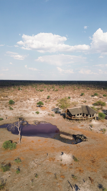 Motswiri Hideaway: Wasserloch und Termitenbau vor der Tür