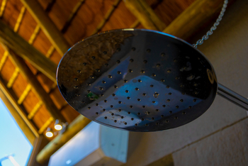 Naankuse Lodge: Regenbrause