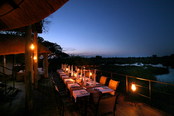 Nkasa Lupala Tented Lodge: Restaurant mit Laternen