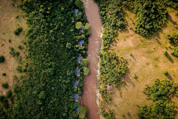 Sanctuary Olonana Sanctuary Olonana: Gästeunterkünfte von oben am Fluss
