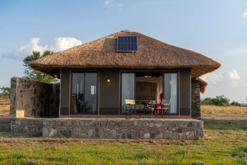 Serengeti Mara River Camp: Suite Exterior und Sitzbereich