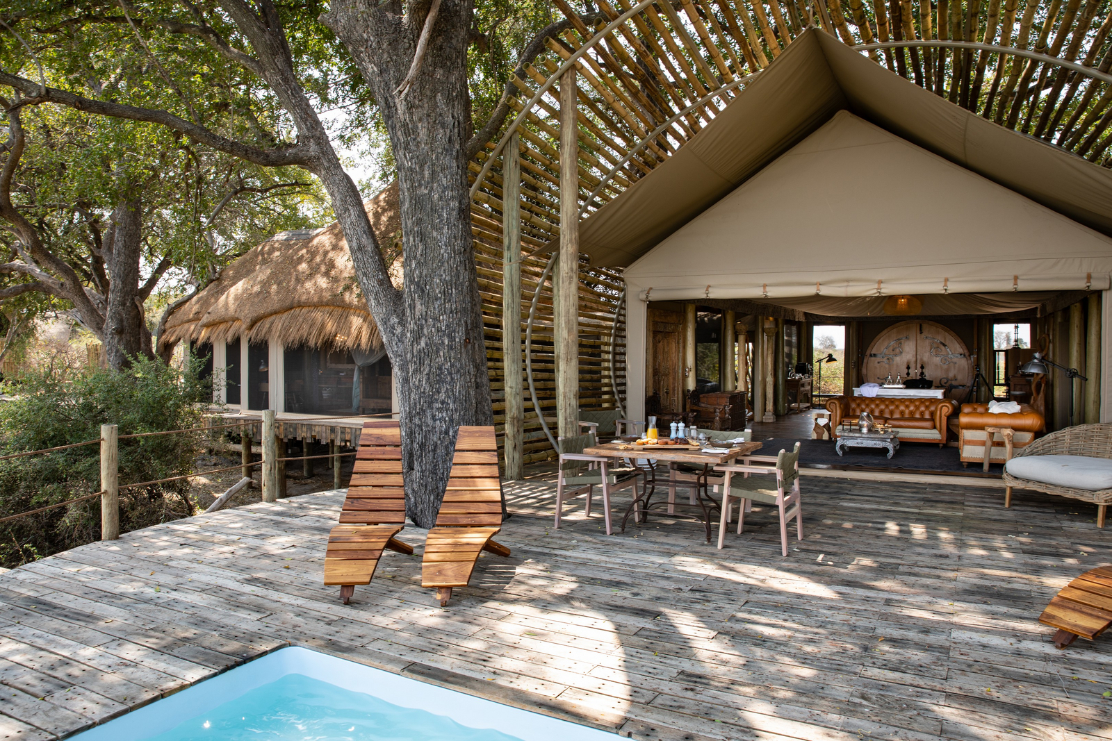 Sitatunga Private Island Suite Sitatunga Private Island Suite: Liegen am Pool