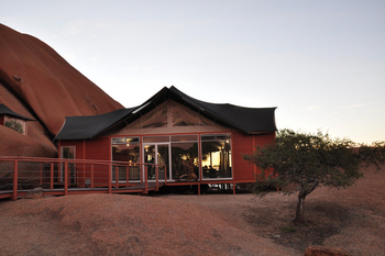 Spitzkoppen Lodge: Hauptzelt mit großen Fenstern