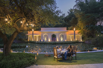The Oberoi Vanyavilas Wildlife Resort Ranthambore The Oberoi Vanyavilas Wildlife Resort Ranthambore: Dinner am See mit Musik- und Tanzdarbietung