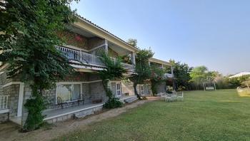 Amritara Jawai Sagar: Rasen vor den Gästezimmern