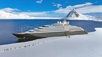 Antarktis: Luxusschiff und Entdecker in Eismeerlandschaft