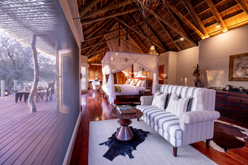 Gham Dhao Lodge Gham Dhao Lodge: Sofa und Deck