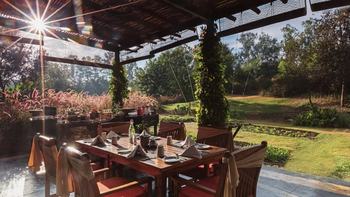 Jehan Numa Retreat: Tisch im Garten