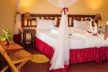 KIA Lodge: Schlafzimmer mit gefaltetem Schwan aus Handtüchern